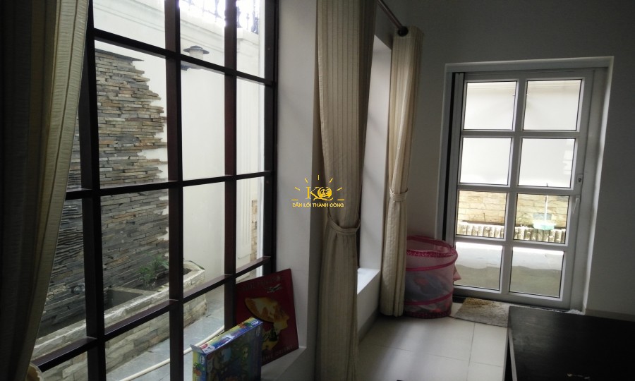 Cửa sổ thoáng mát, ánh sáng tốt. Cửa sổ thoáng mát, ánh sáng tốt.