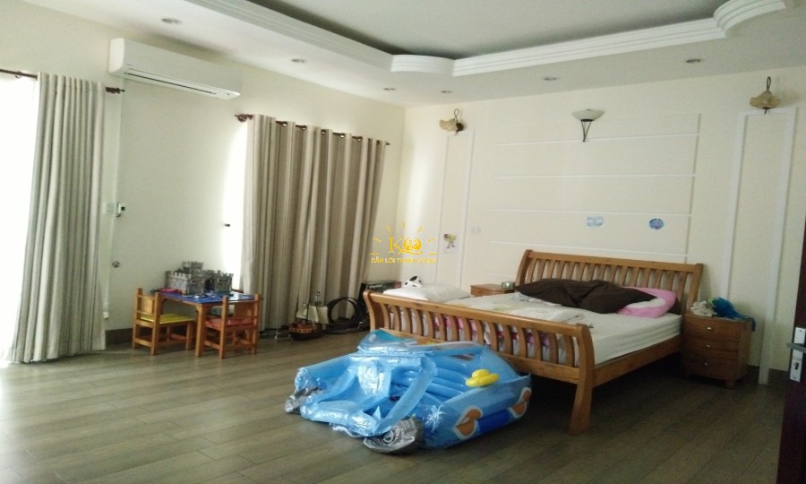 Phòng ngủ rộng tạo cảm giác thoải mái cho người ở. Phòng ngủ rộng tạo cảm giác thoải mái cho người ở.