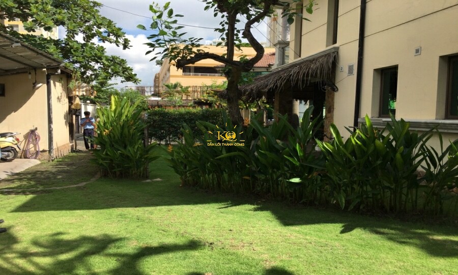 Khuôn viên rộng vơi nhiều cây xanh. Khuôn viên rộng vơi nhiều cây xanh.