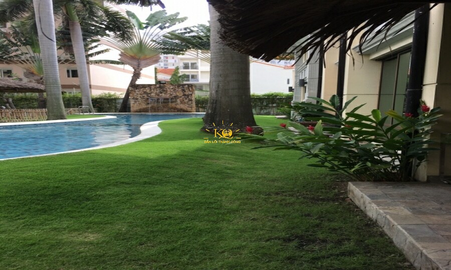 Với thảm cỏ xanh đẹp. Với thảm cỏ xanh đẹp.