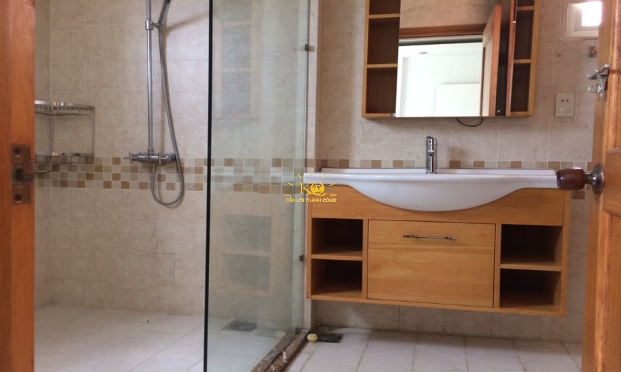 Phòng tắm thiết kế bằng kính trong suốt. Phòng tắm thiết kế bằng kính trong suốt.