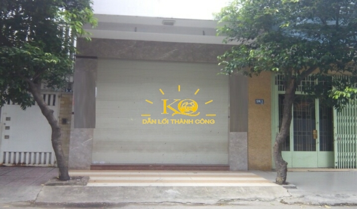 Mặt trước nhà cho thuê có sân rộng rãi Mặt trước nhà cho thuê có sân rộng rãi