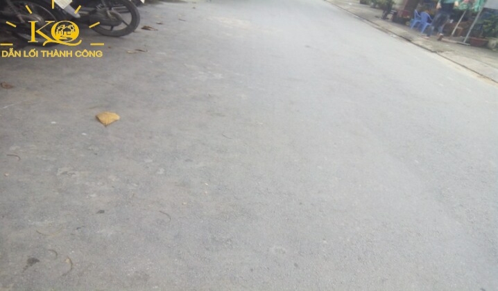 Con đường trước nhà rộng rãi Con đường trước nhà rộng rãi