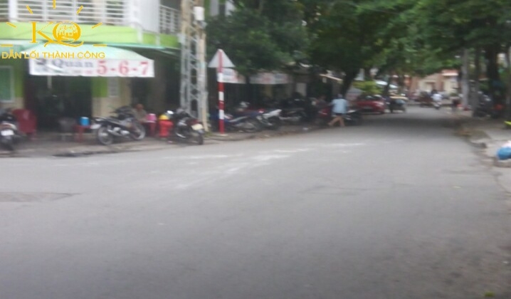 Con đường trước nhà rộng rãi Con đường trước nhà rộng rãi