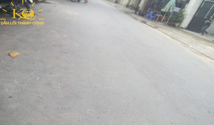 Con đường trước nhà rộng rãi Con đường trước nhà rộng rãi