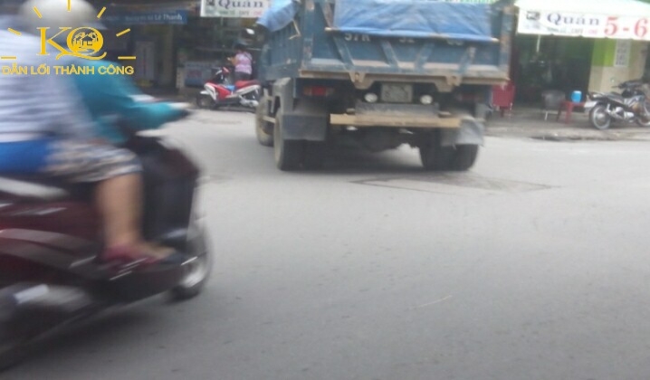 Con đường trước nhà rộng rãi Con đường trước nhà rộng rãi