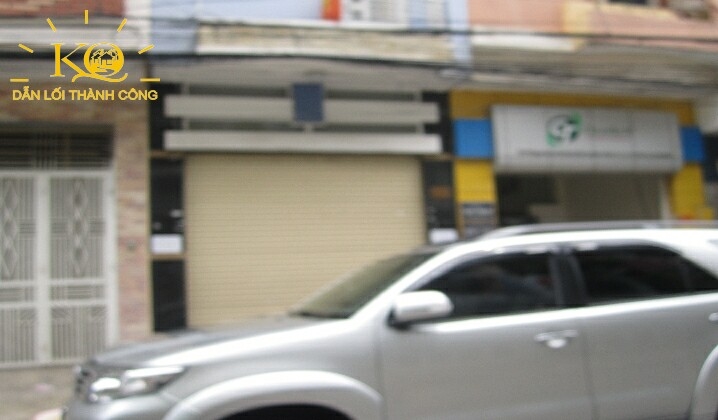 Mặt trước nhà thoáng mát, yên tĩnh. Mặt trước nhà thoáng mát, yên tĩnh.