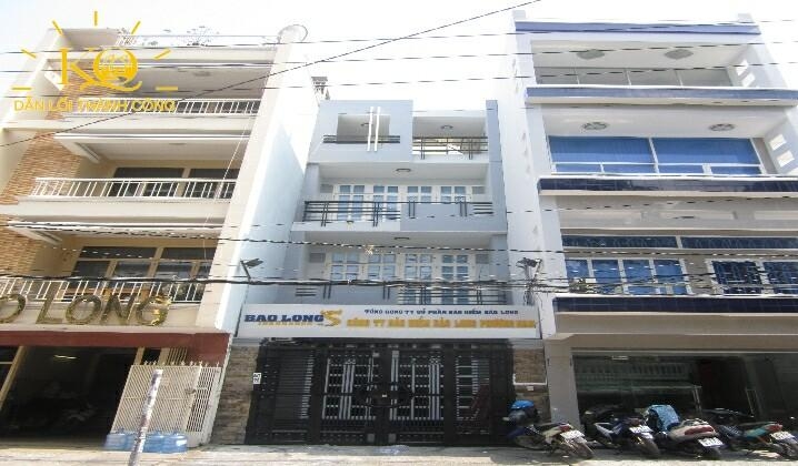 Nhìn từ bên ngoài phía trước tòa nhà thiết kế đẹp Nhìn từ bên ngoài phía trước tòa nhà thiết kế đẹp