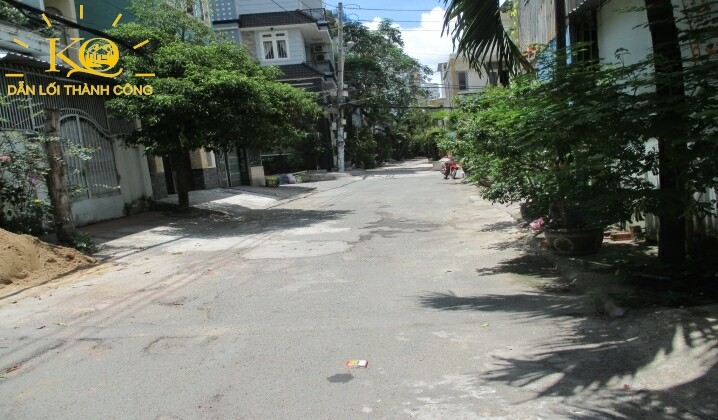 Con đường vào nhà giao thông thuận lợi. Con đường vào nhà giao thông thuận lợi.