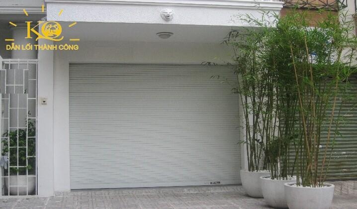 Mặt trước nhà không gian rộng rãi, xanh mát, yên tĩnh. Mặt trước nhà không gian rộng rãi, xanh mát, yên tĩnh.