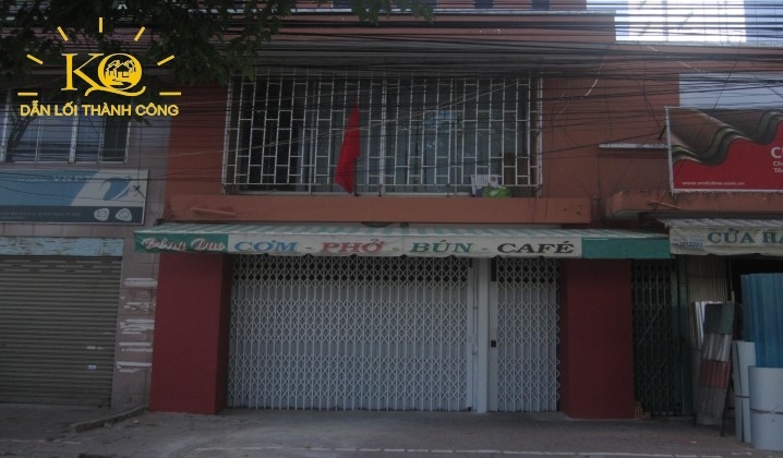 Phía trước nhà nguyên căn có vỉa hè rộng tiện để xe, buôn bán thuận tiện. Phía trước nhà nguyên căn có vỉa hè rộng tiện để xe, buôn bán thuận tiện.