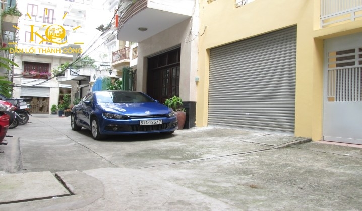 Con đường vào nhà giao thông thuận lợi. Con đường vào nhà giao thông thuận lợi.