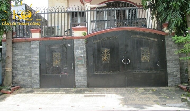 Mặt trước của ngôi nhà rộng, thoáng. Mặt trước của ngôi nhà rộng, thoáng.