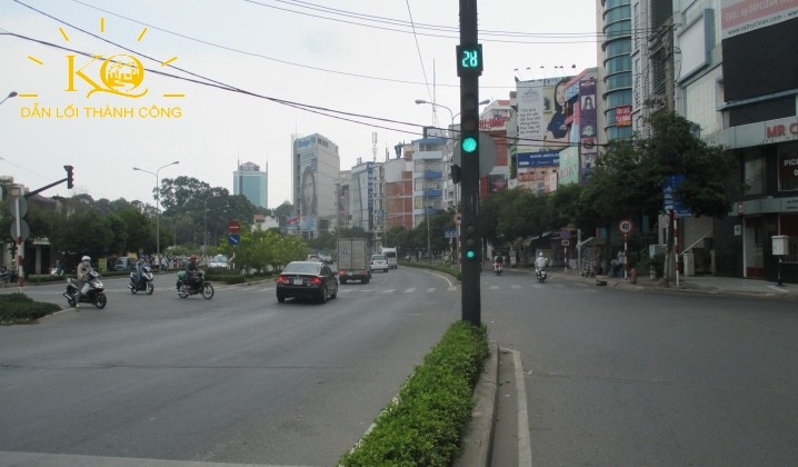 Đường vào nhà mặt đường 2 chiều, rộng rãi, xe cộ tấp nập. Đường vào nhà mặt đường 2 chiều, rộng rãi, xe cộ tấp nập.