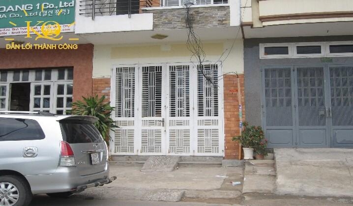 Nhìn phía trước tòa nhà thông thoáng, vỉa hè rộng có thể để xe. Nhìn phía trước tòa nhà thông thoáng, vỉa hè rộng có thể để xe.