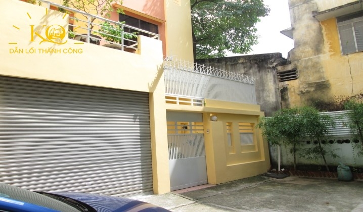 Mặt trước của tòa nhà rộng, thoáng. Mặt trước của tòa nhà rộng, thoáng.