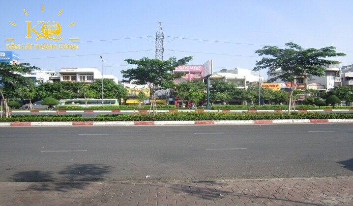 Đường rộng giao thông thuận lợi, không gian xanh mát. Đường rộng giao thông thuận lợi, không gian xanh mát.