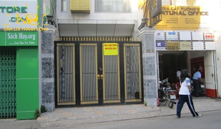 Nhìn từ phía trước nhà có nhiều phòng nhìn từ phía trước nhà có nhiều phòng