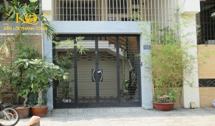 Mặt tiền trước căn nhà rộng rãi, cổng tường kiên cố Mặt tiền trước căn nhà rộng rãi, cổng tường kiên cố