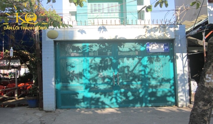 Mặt trước nhà rộng rãi, cổng tường kiên cố Mặt trước nhà rộng rãi, cổng tường kiên cố