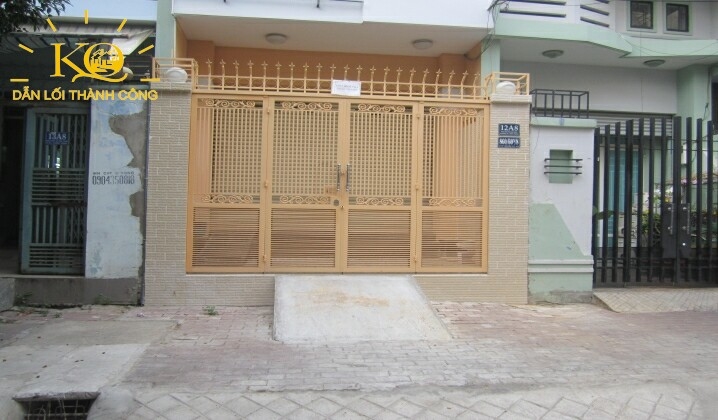 mặt tiền nhà rộng, thoáng mát, cổng tường đẹp, kiên cố. mặt tiền nhà rộng, thoáng mát, cổng tường đẹp, kiên cố.