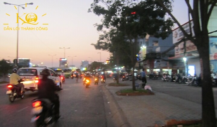 Con đường trước nhà về đêm đẹp và thoáng mát. Con đường trước nhà về đêm đẹp và thoáng mát.