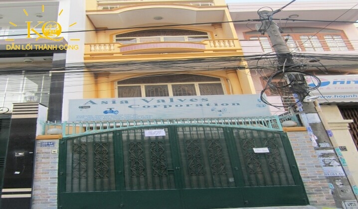 Phía trước thiết kế đẹp, cổng tường kiên cố, an toàn.  phía trước thiết kế đẹp, cổng tường kiên cố, an toàn.