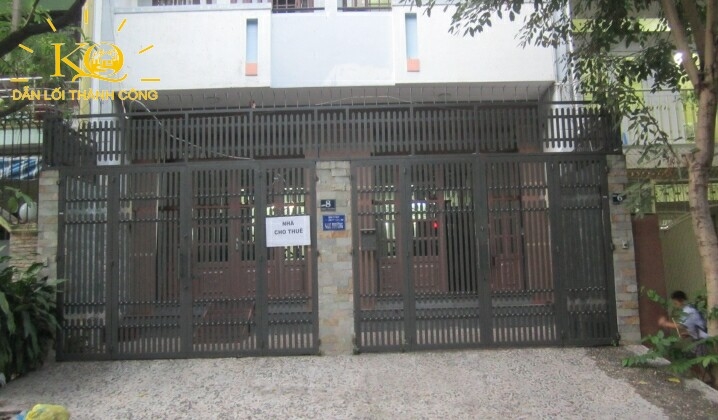 Mặt tiền trước căn nhà rộng rãi, thoáng mát, cổng tường kiên cố. Mặt tiền trước căn nhà rộng rãi, thoáng mát, cổng tường kiên cố.