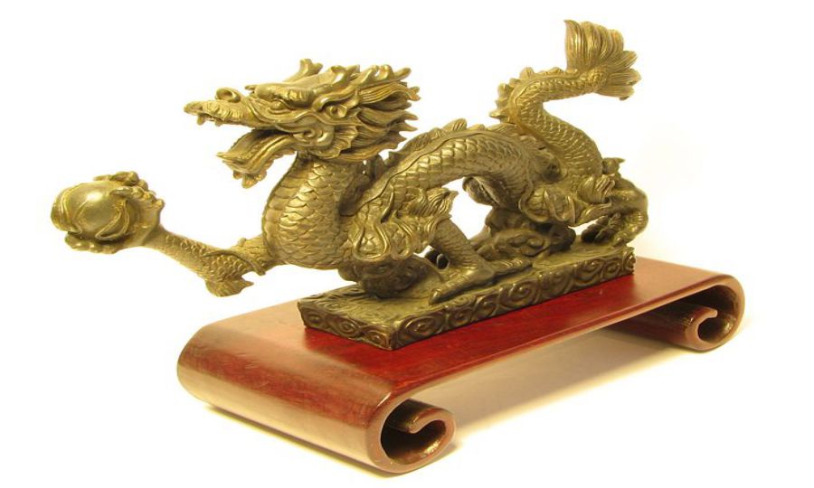 Rồng là hình ảnh gắn liền với vua chúa hoặc những bậc chính nhân quân tử  Rồng là hình ảnh gắn liền với vua chúa hoặc những bậc chính nhân quân tử
