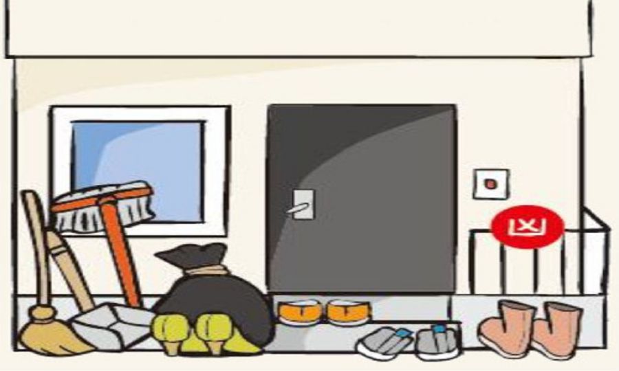 Không nên để quá nhiều vật dụng như chổi quét nhà hay giày giép trước cửa chính. Không nên để quá nhiều vật dụng như chổi quét nhà hay giày giép trước cửa chính.