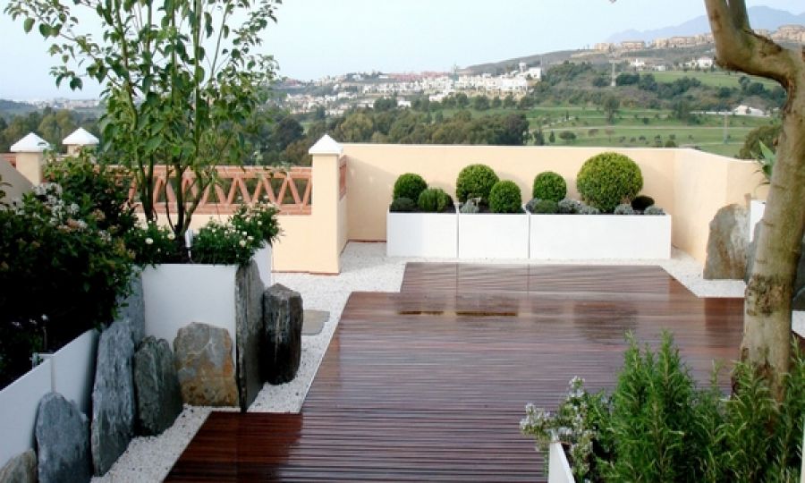 Thiết kế sân vườn kết hợp những chất liệu khác trên tường bao Thiết kế sân vườn kết hợp những chất liệu khác trên tường bao