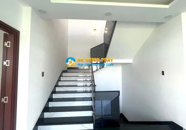 Nhà Cho Thuê Quận 9 Hiện Đại, Trệt 2 Lầu, DT 10X20M