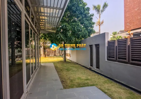 Cho Thuê Nhà Quận 9 Villa Riviera Cove Sân Vườn 531m2