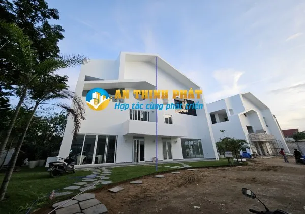 CHO THUÊ NHÀ BIỆT THỰ ĐƯỜNG TRẦN NÃO SÂN HIỆN ĐẠI CÓ THANG MÁY SÂN VƯỜN RỘNG