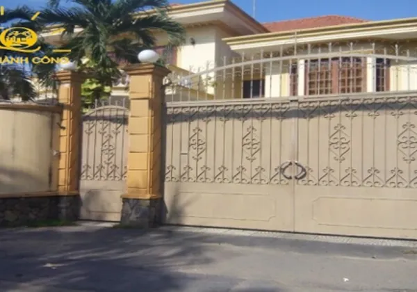 CHO THUÊ NHÀ QUẬN 2 THẢO ĐIỀN DT 20X30M, CÓ HỒ BƠI VÀ KHUÔN VIÊN SÂN VƯỜN RỘNG