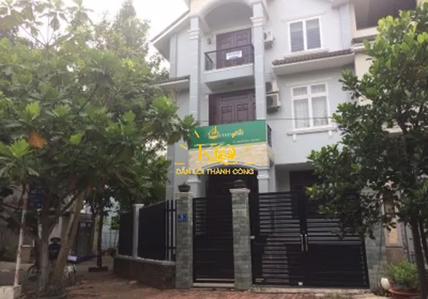 CHO THUÊ NHÀ QUẬN 2 VILLA GÓC 2 MẶT TIỀN, HẦM TRỆT 2 LẦU, THIẾT KẾ HIỆN ĐẠI