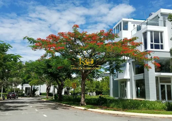 CHO THUÊ NHÀ QUẬN 9 HIỆN ĐẠI DT 400M2, SÂN VƯỜN, GARA