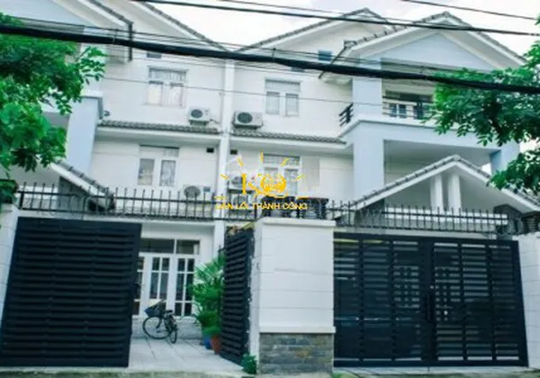 NHÀ CHO THUÊ QUẬN 2, DIỆN TÍCH 10X27M, SÂN VƯỜN, GARAGE, NÔI THẤT CAO CẤP.