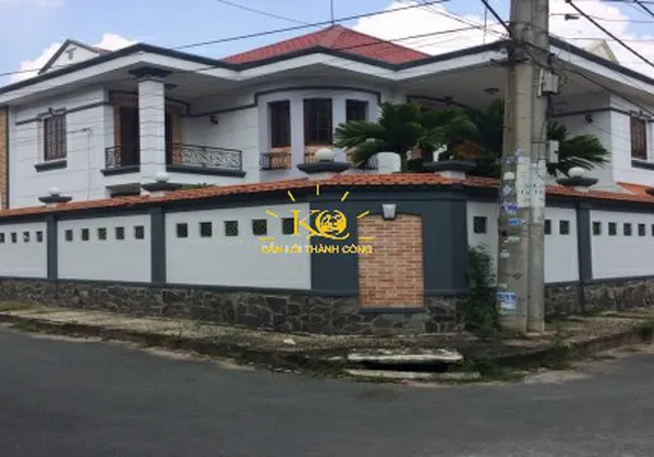 NHÀ CHO THUÊ QUẬN 2, DT 240M2, TRỆT 2 LẦU, SÂN VƯỜN, THIẾT KẾ HIỆN ĐẠI.