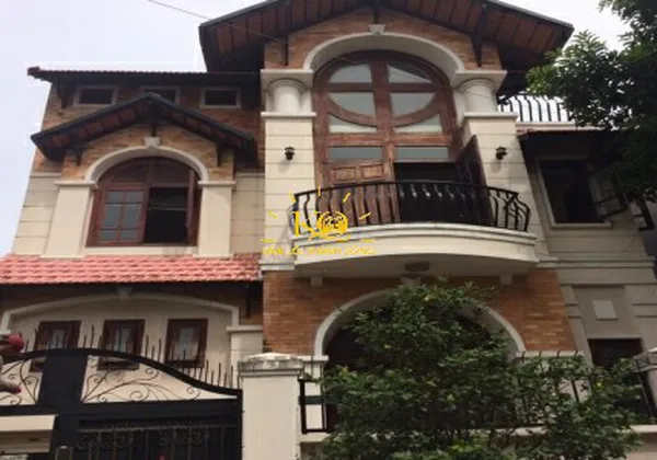 NHÀ CHO THUÊ QUẬN 2, PHÒNG RỘNG, GARA ĐỂ XE, GẦN TRƯỜNG QUỐC TẾ.