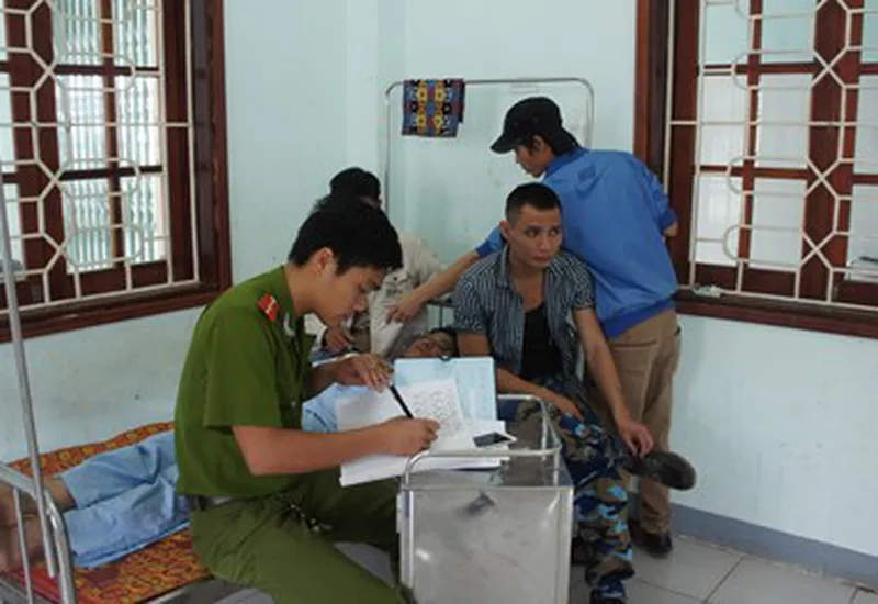 CÔNG AN LẤY LỜI KHAI CỦA CÔNG NHÂN VỤ SẬP GIÀN GIÁO