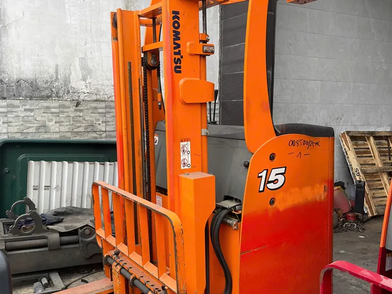 Xe nâng bãi đứng lái Komatsu