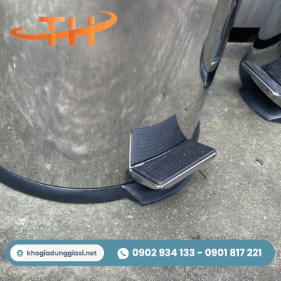 Thùng rác inox tròn có chân đạp tiện lợi Thùng rác inox tròn có chân đạp tiện lợi