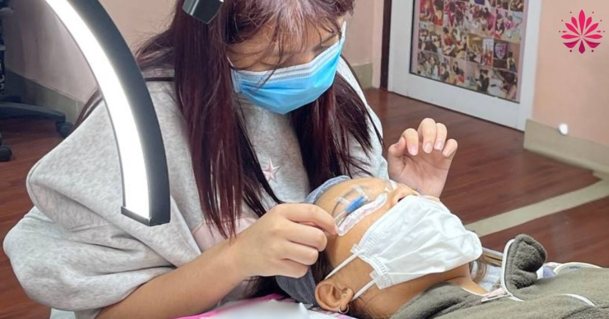 Thực hành trên mẫu thật - Bước đệm để tự tin ra nghề sau khóa học nail nâng cao minh bạch học phí