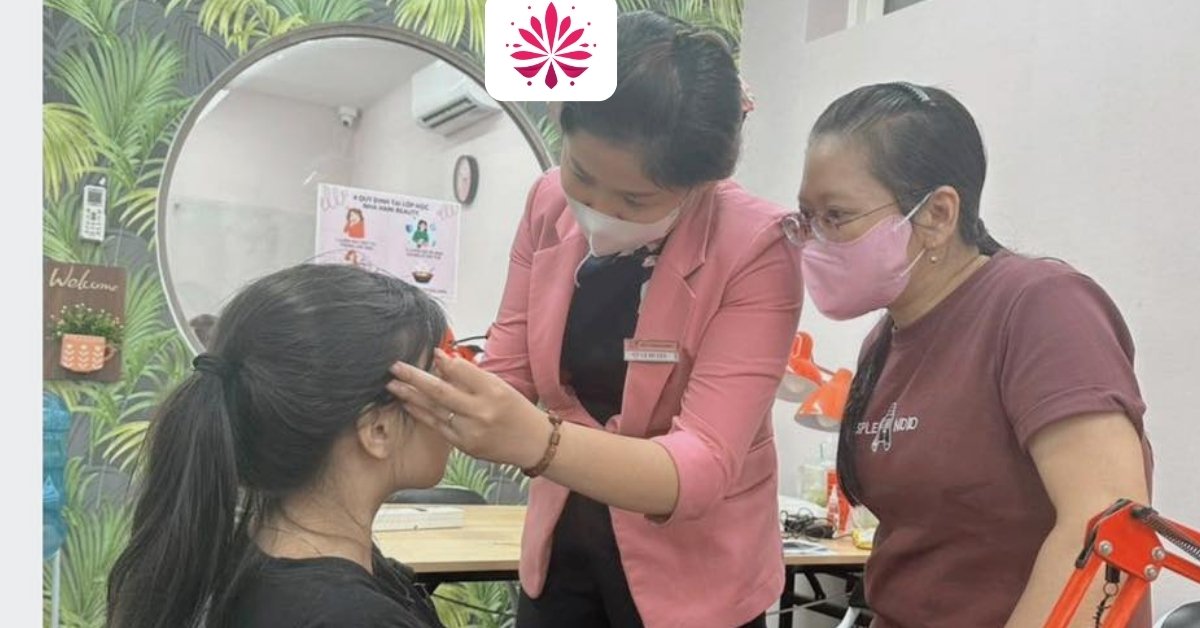 Giảng viên hướng dẫn cách xử lý tình huống và chăm sóc mi sau khi nối