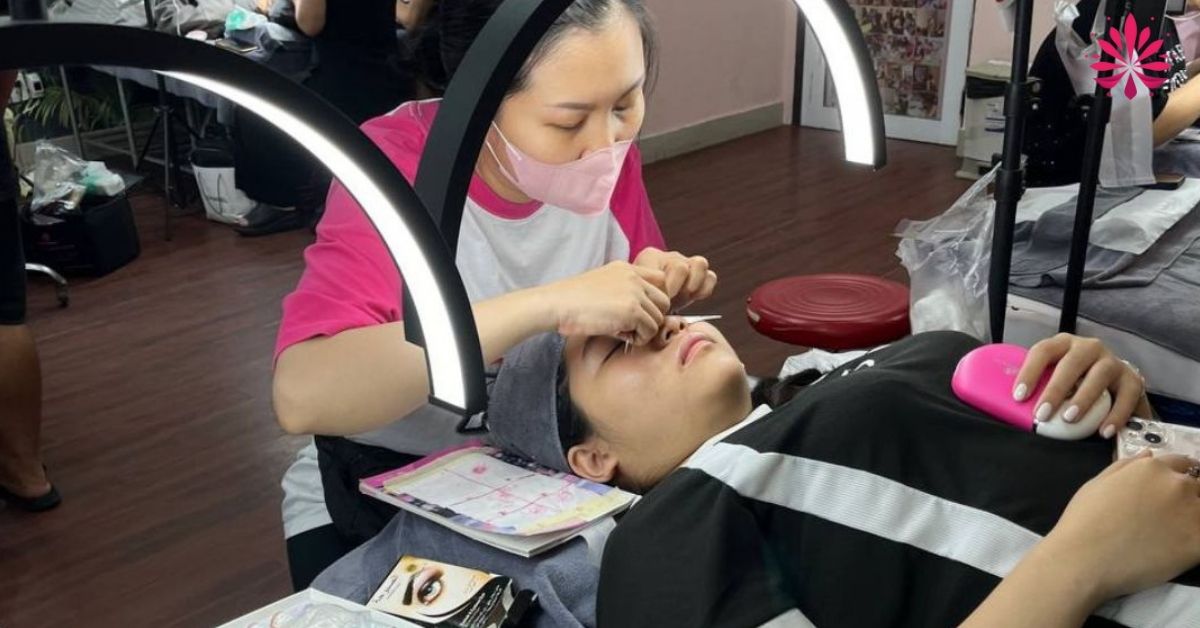 Tầm quan trọng của khóa học nối mi cấp tốc học nhóm