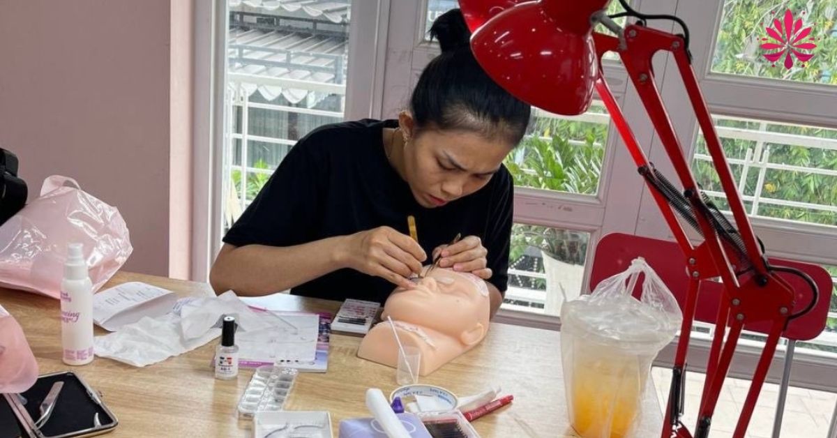 Học nối mi cấp tốc kèm cặp thực tế cả tuần tiện lợi cho anh chị em tham gia