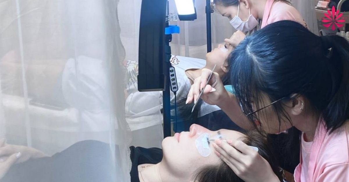 Hình ảnh học viên thành thạo quy trình nối mi chuyên nghiệp sau khóa học