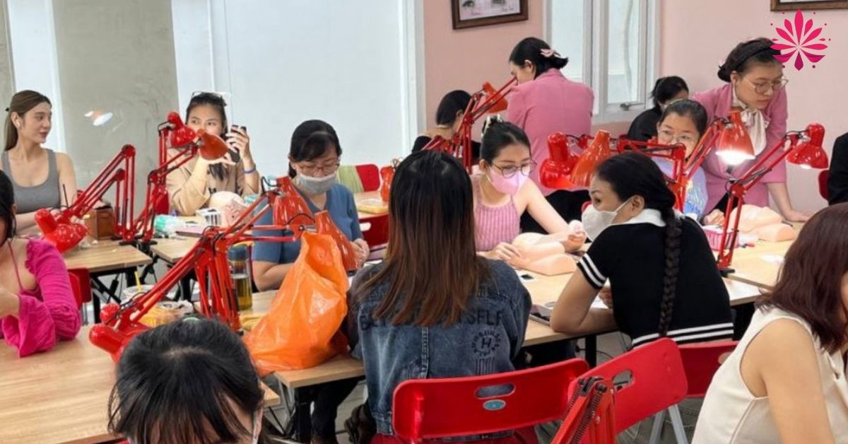 Bộ đồ nghề cao cấp là quà tặng kèm khi học nối mi chuyên nghiệp cho người mới bắt đầu