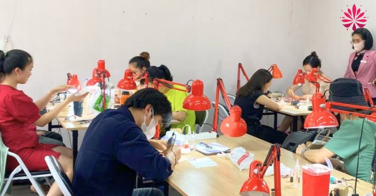 Khóa học phun chân mày học nhóm giúp tiết kiệm thời gian, chi phí hiệu quả đầu tư